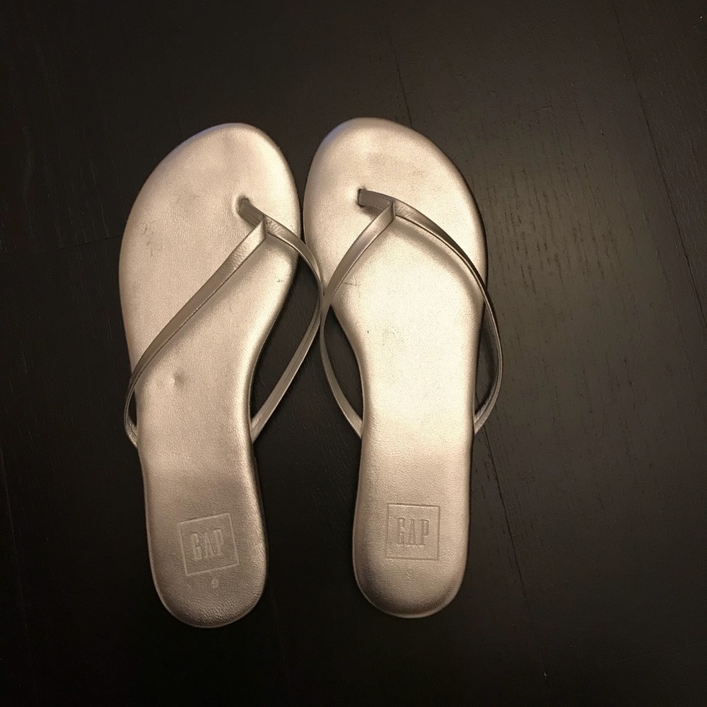 Gap silver flip flops size 9